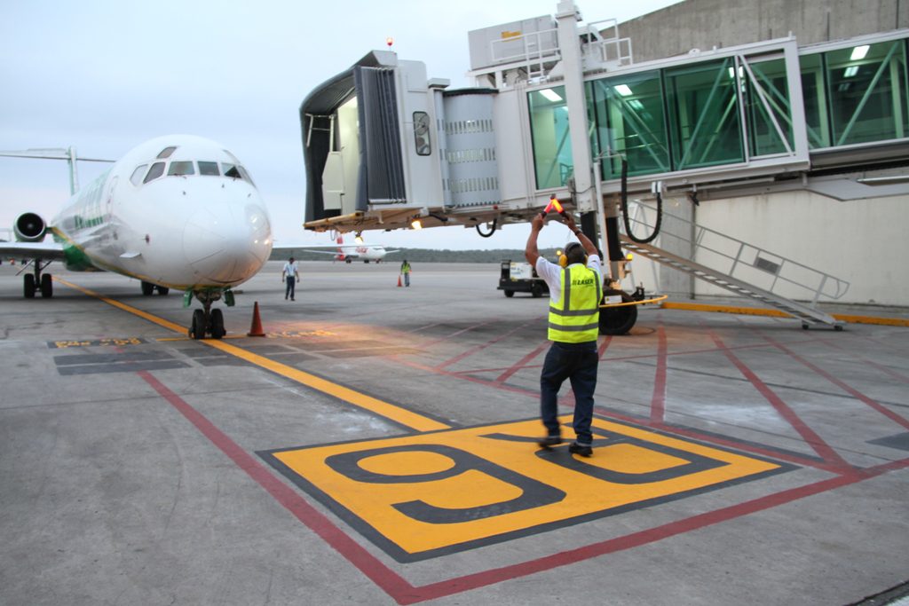BRIO - Conjunto De Embarque En Aeropuerto (33306) | Juego De Trenes De Madera Con Accesorios | Fomenta La Imaginación | Compatible Con Todo BRIO World Conjunto Embarque Brio 33306 BRIO - Conjunto De Embarque En Aeropuerto (33306) | Juego De Trenes De Madera Con Accesorios | Fomenta La Imaginación | Compatible Con Todo BRIO World Conjunto Embarque Brio 33306