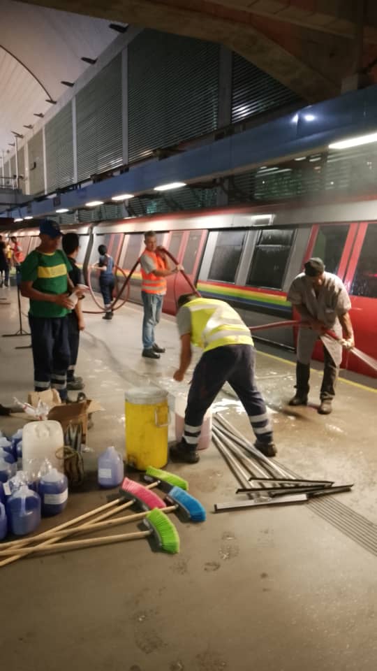 Metro Los Teques realiza lavado de trenes Metrópolis