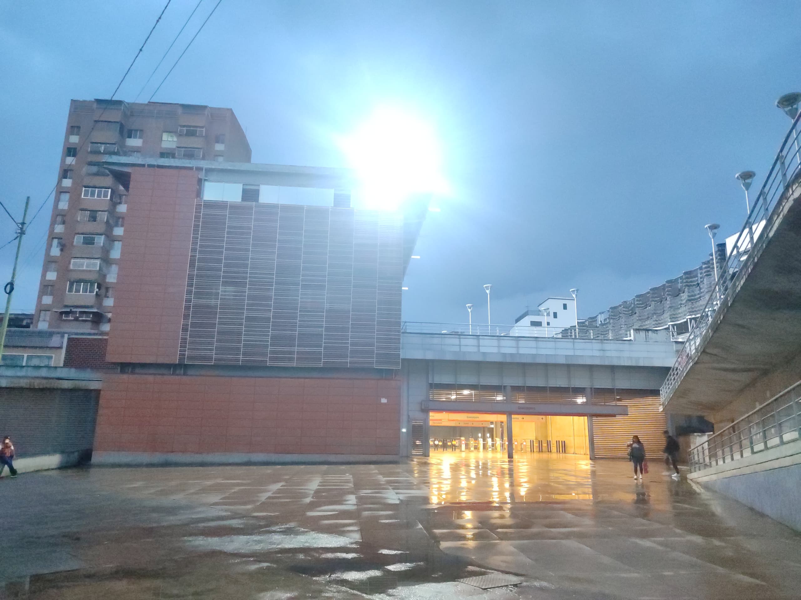 Instaladas lámparas LED en la plazoleta de la estación Guaicaipuro