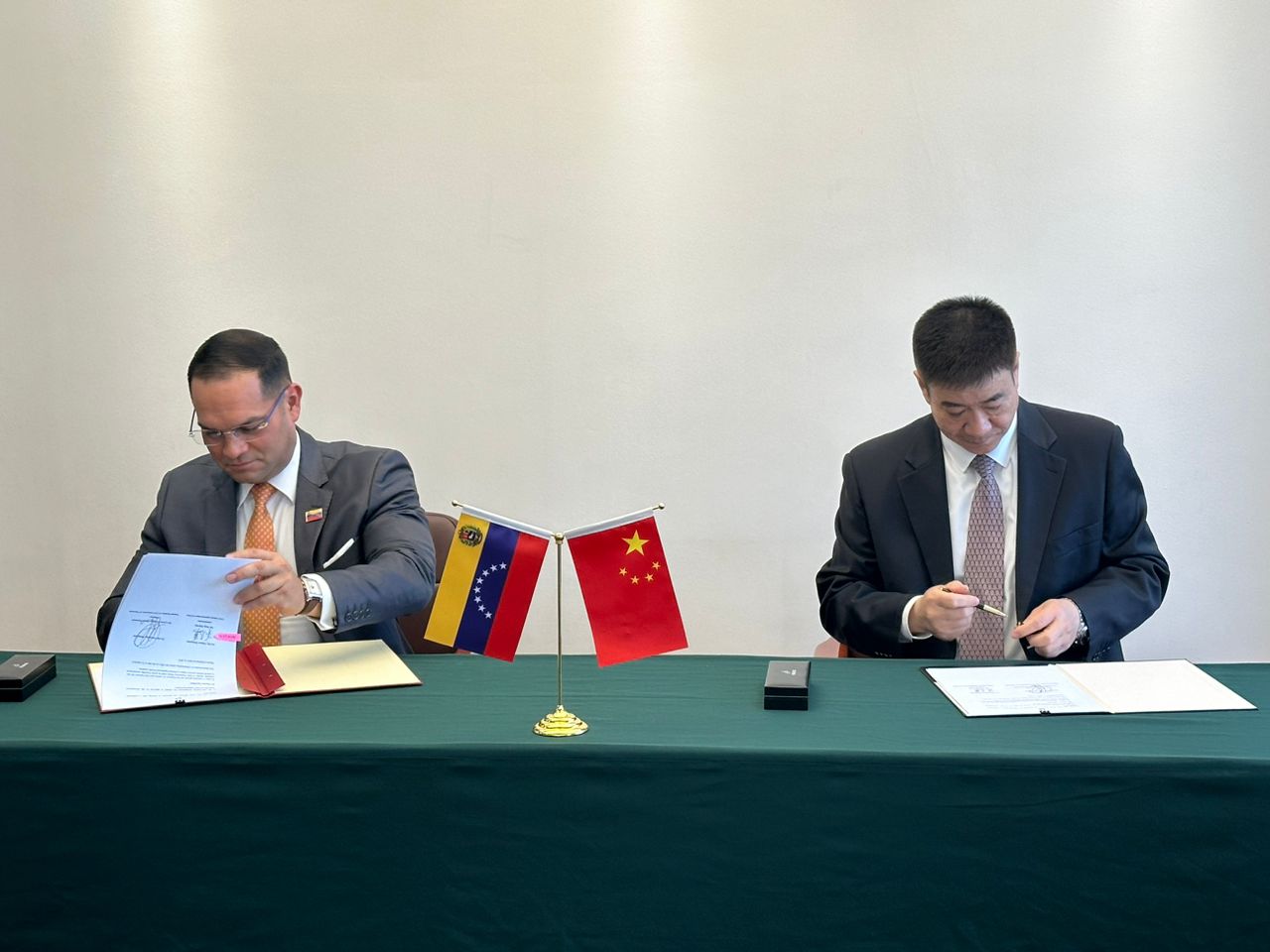 Venezuela y China firman acuerdos para iniciar operaciones de vuelos comerciales