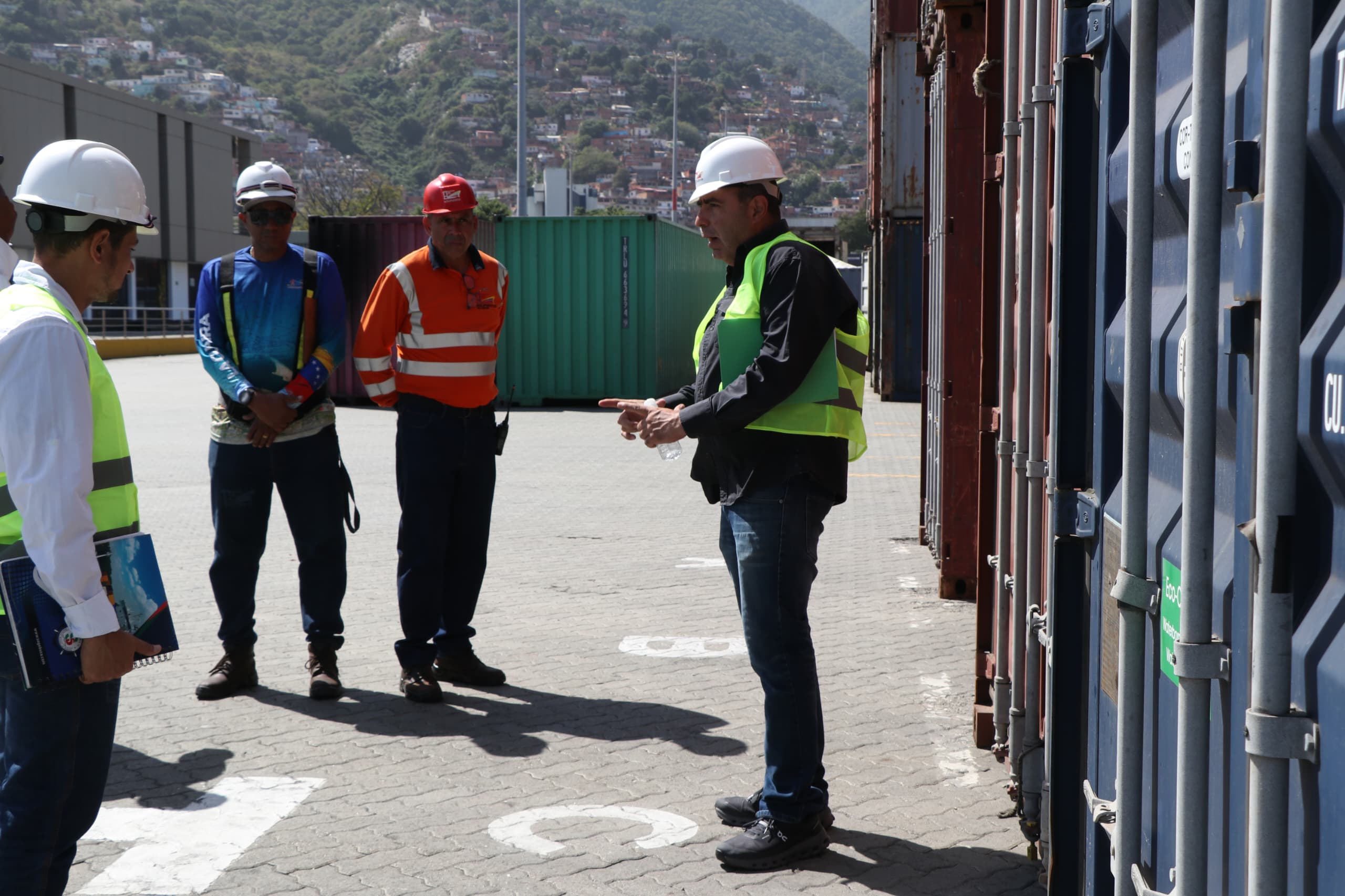 Bolipuertos impulsa trabajos de señalización en el Puerto Internacional de La Guaira