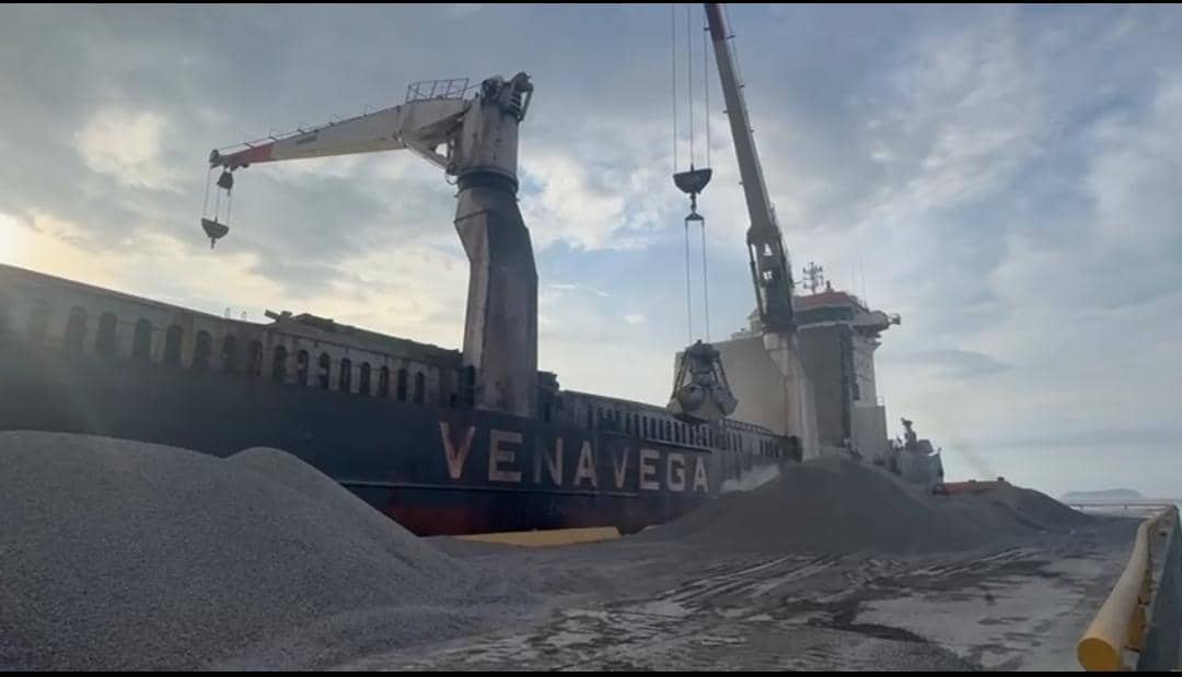 Venavega concretó con éxito la descarga de 15 mil toneladas de material granular para obras de vialidad