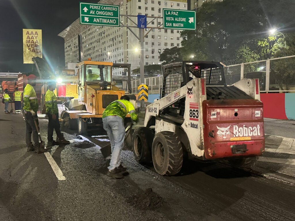 Gobierno Bolivariano inicia Plan de Bacheo de alto impacto en la Autopista Gran Cacique Guaicaipuro en Caracas