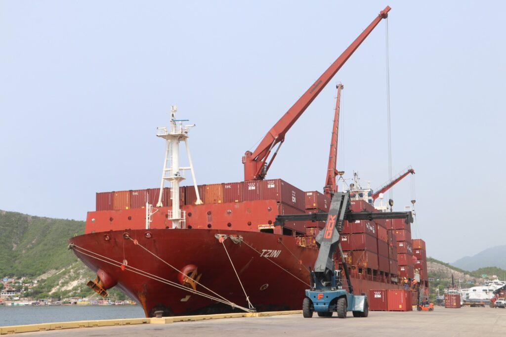 Arribo de motonave portacontenedores impulsa el dinamismo en Guanta